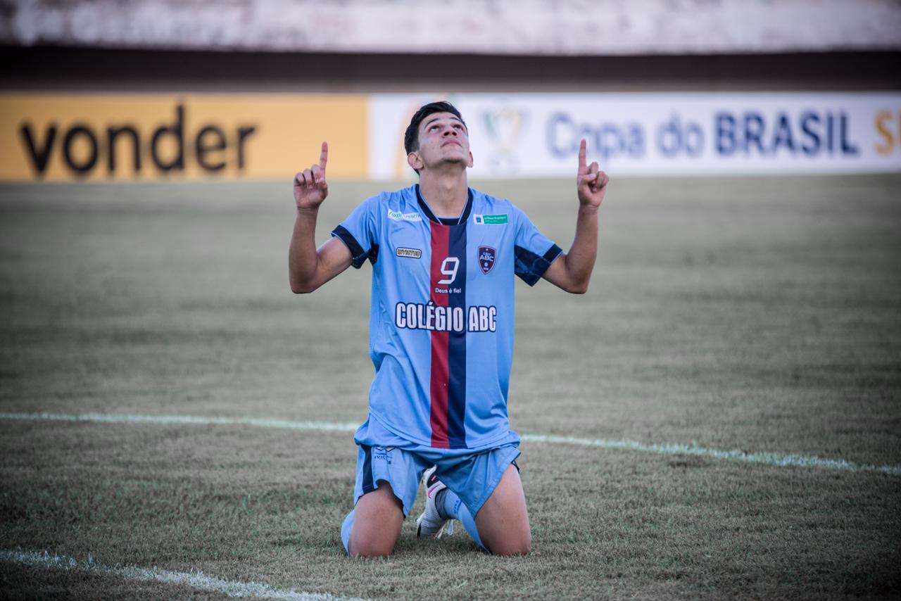 Corinthians sai atrás após gol-relâmpago e busca empate com a