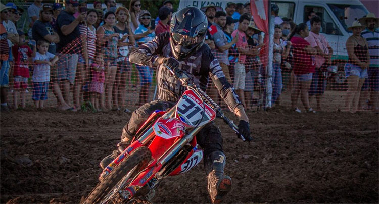 Carlos Eduardo brilha na grande final do Estadual de Motocross e leva o  título da categoria MX1 