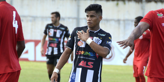 Romarinho com a camisa do Corumbaense em jogo contra o Comercial em 2019